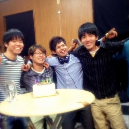 教会で誕生日を祝う成田淳と仲間たち