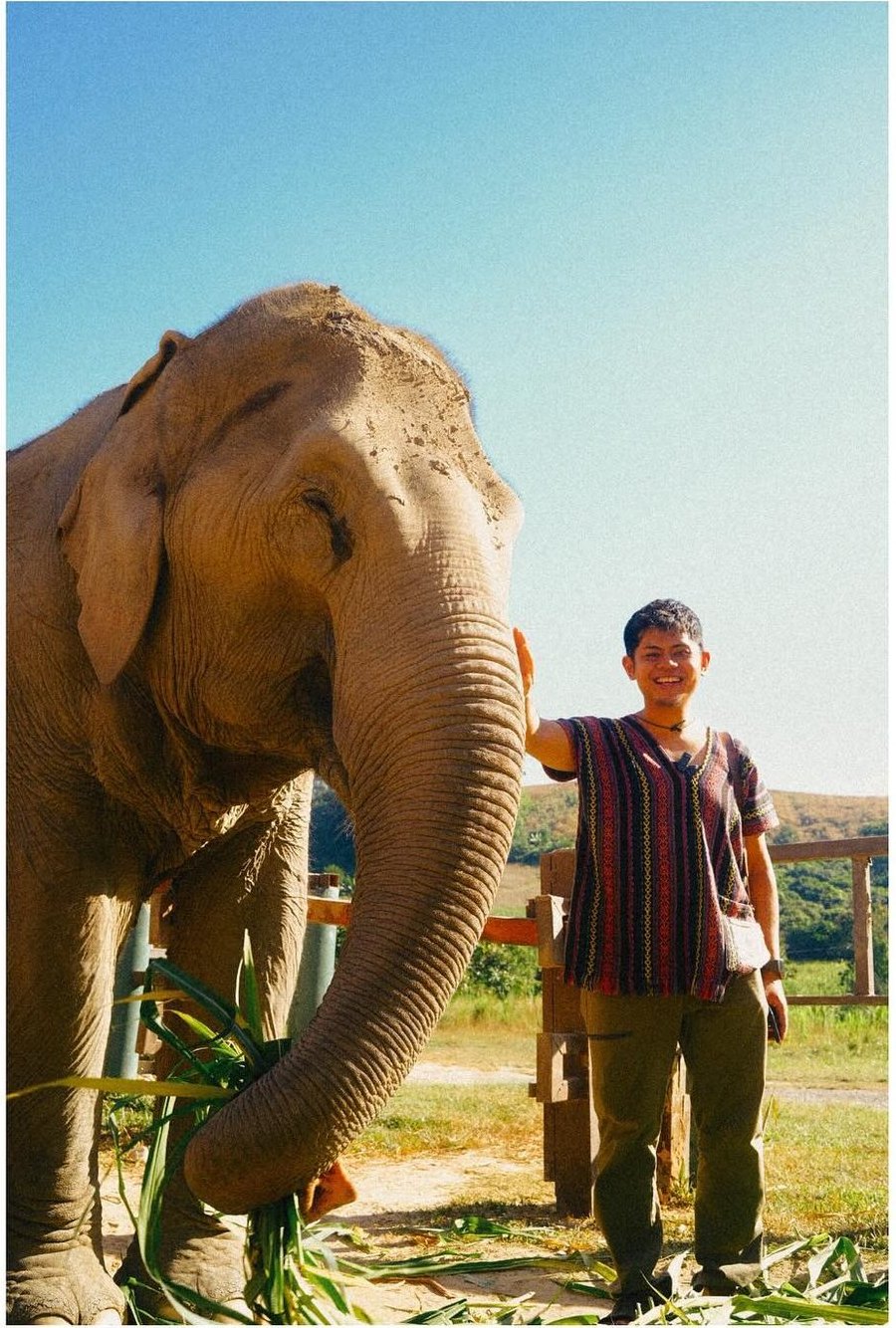 Narita Jun standing beside an elephant at the sanctuary