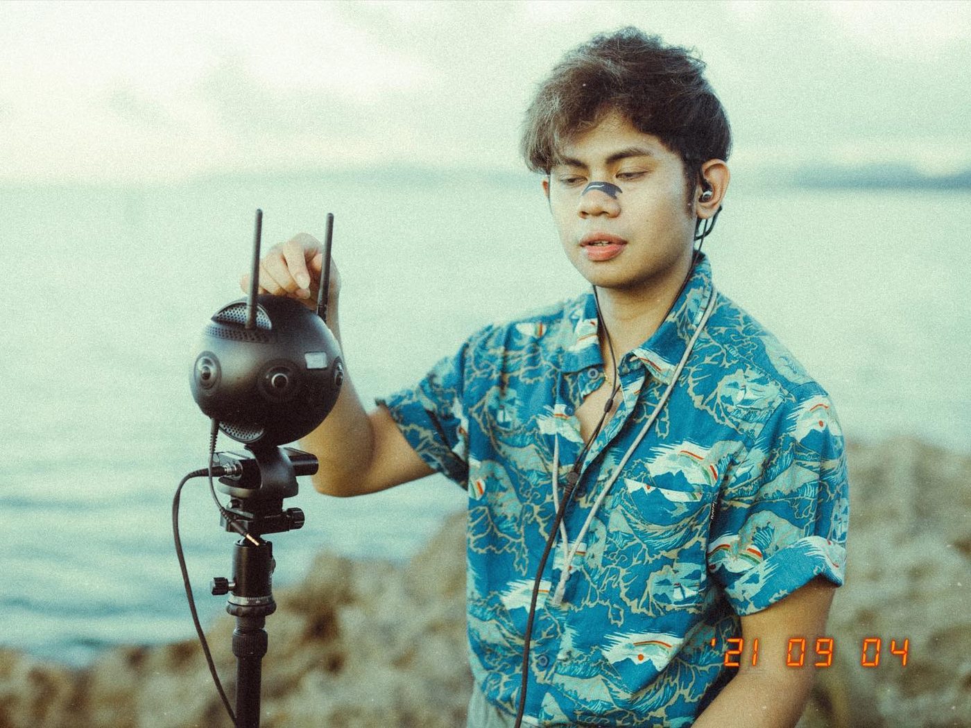 Narita Jun with a VR camera by the sea