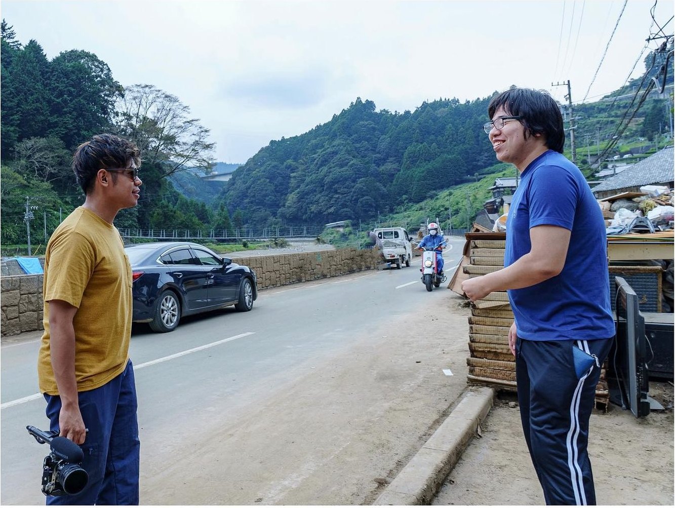 Narita Jun talking with a local resident on a mountain road