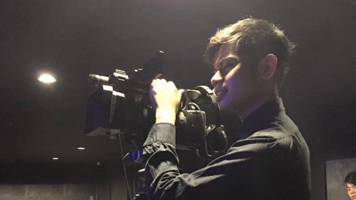 Narita Jun filming with a camera on a tripod