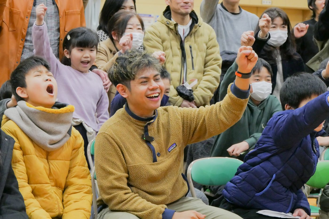 子どもたちと笑う成田淳