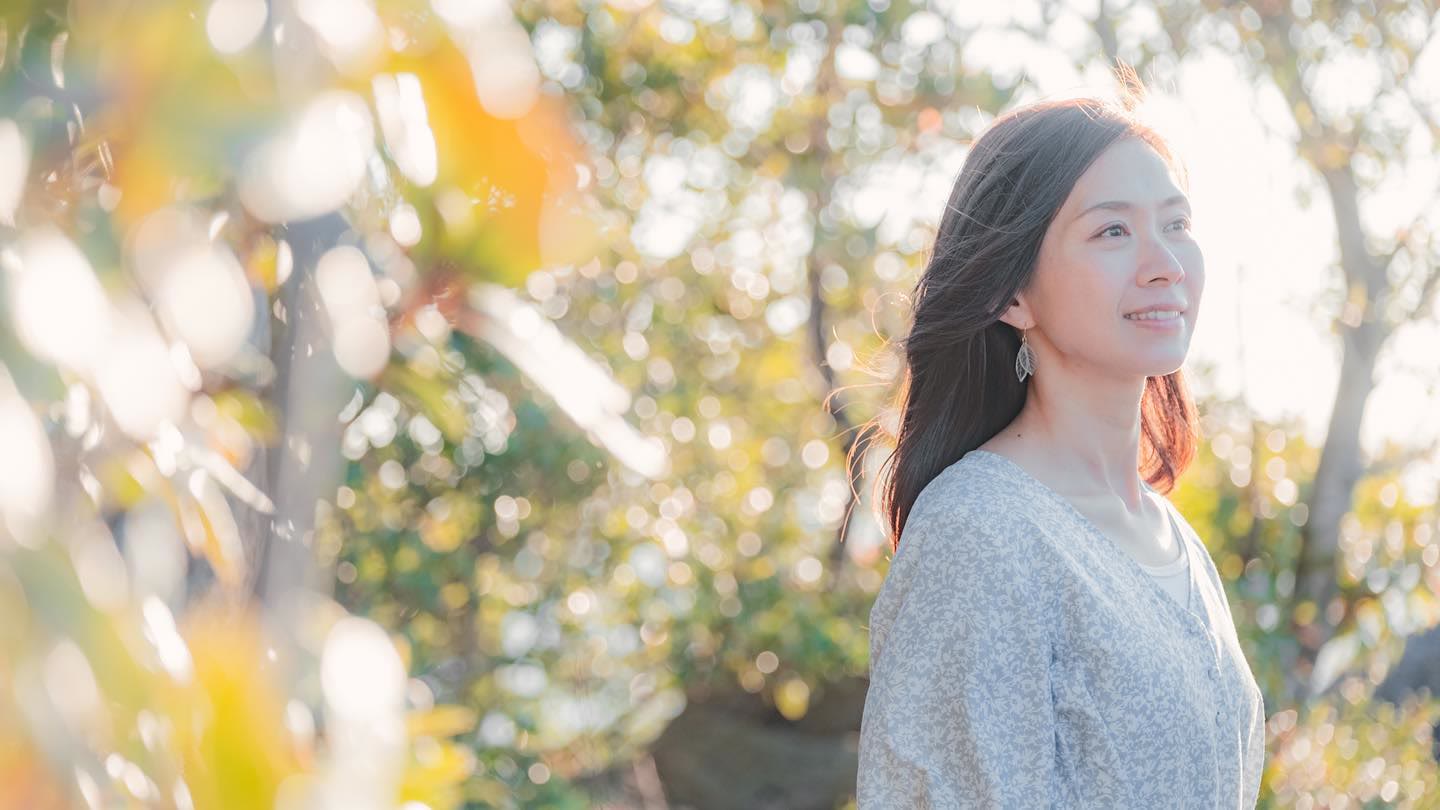 花の中の村本彩さん