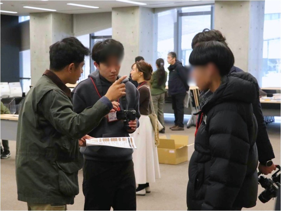 講演会でお世話になった犬山総合高校の生徒と一緒に撮影する様子